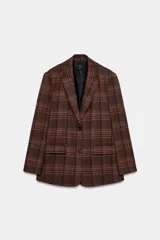 Blazer Zara de cuello solapa y manga larga, con estampado de cuadros en tonos marrones y rojizos. Presenta cierre frontal con dos botones y bolsillos delanteros con solapa.