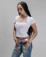 Top blanco de algodón, estilo torera, con escote cuadrado con detalle de encaje y mangas cortas.