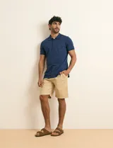 Bermuda Harrington Label de color azul oscuro, confeccionada en tejido de algodón con bolsillos laterales y traseros.