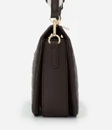 Cartera bandolera mediana de color marrón oscuro, con diseño geométrico grabado y cierre superior con cremallera. Cuenta con herrajes dorados, una correa ajustable de tela en tono claro y una pequeña placa metálica decorativa en la parte frontal.