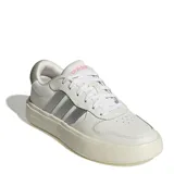 Championes Adidas Lite Court de estilo urbano, confeccionados en material sintético blanco con las icónicas tres tiras laterales en gris. Presentan cordones al tono, logo en la lengüeta en color rosado y suela de plataforma con tecnología Cloudfoam para mayor amortiguación.