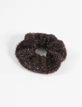 Gomita de pelo tipo scrunchie color marrón con lurex plateado.