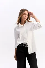 Camisa de corte clásico y líneas limpias, confeccionada en algodón, con cuello camisero, cierre frontal de botones y mangas largas con puños.