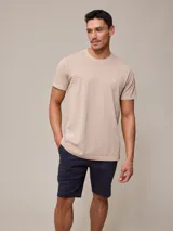 Bermuda azul marino de gabardina, corte recto, con bolsillos laterales y traseros.