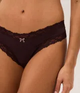 Kit de dos bombachas tipo hilo dental confeccionadas en microfibra, con detalles de encaje contrastante en los bordes y un pequeño lazo decorativo al frente.