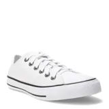 Championes de corte bajo Converse modelo Chuck Taylor All Star, confeccionados en cuero blanco con puntera de goma y suela vulcanizada con detalle de línea negra.