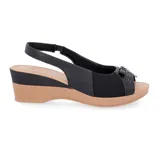 Sandalias negras con plataforma baja color beige, con tira ancha de tela elástica y detalle de hebilla decorativa.