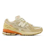 Championes New Balance 1906 color beige con detalles en blanco y naranja.