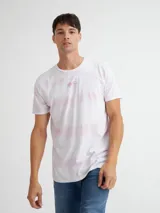Remera blanca con efecto tie-dye rosa y logo de la marca en el pecho.