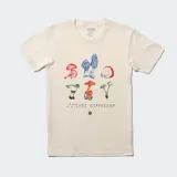 Remera color crema con estampado de hongos de diferentes colores.