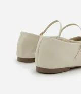 Bailarina de cuero color marrón con puntera cuadrada, taco plano y tira ajustable con hebilla metálica sobre el empeine.