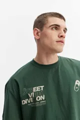 Remera oversize de algodón color bordó, con cuello redondo y estampa frontal con tipografía y diseño gráfico.