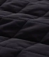 Campera masculina de corte regular, confeccionada en poliéster con acabado capitoneado texturizado en rombos. Presenta cierre frontal con cremallera, cuello redondo y puños con terminación en rib.