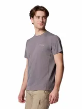 Remera de hombre Columbia de manga corta y cuello redondo, diseñada con tecnología de enfriamiento activado por transpiración y tejido que absorbe la humedad. Presenta un diseño técnico con paneles laterales y logo de la marca estampado en el pecho.
