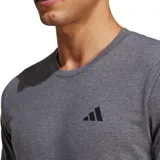 Remera gris de entrenamiento Adidas para hombre, de corte clásico y mangas cortas. Presenta el logo de Adidas en el pecho.