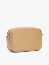 Bandolera Tommy Hilfiger color beige con monograma TH en relieve, cierre de cremallera, correa de cadena dorada extraíble y ajustable, bolsillo interior con cremallera, monedero extraíble con cremallera y logo TH dorado en el frente.