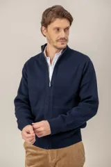 Campera tipo sweater de punto con cierre frontal completo, cuello alto y bolsillos laterales. Confeccionada en mezcla de lana y viscosa, con puños y ruedo acanalados.