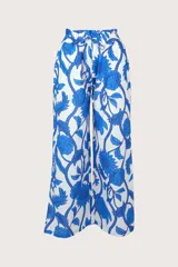 Pantalón palazzo blanco con estampado floral azul, cintura alta con elástico y cordón ajustable.