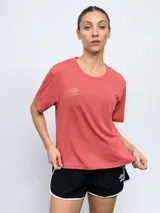 Remera deportiva de manga corta Umbro modelo Bink, color negro, con cuello redondo y logo de la marca estampado en el pecho en color blanco.