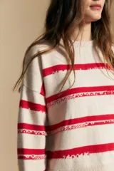 Sweater de tejido de punto con diseño de rayas horizontales en color azul marino y terracota, de cuello redondo y corte relajado.