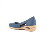 Chatita de cuero color azul, con diseño cómodo y versátil, suela de burbuja en tono beige con cámara de aire visible y aberturas laterales.