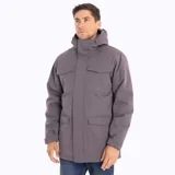 Campera tipo parka color gris, con capucha, cierre frontal con solapa, bolsillos frontales con tapa y ajuste en la cintura. Diseño técnico impermeable y transpirable.