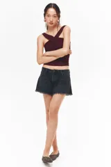 Top de punto elástico color bordó, con breteles anchos que se unen en la espalda. Diseño ceñido con frunces en la parte delantera que crean un leve efecto drapeado.