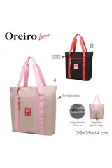 Cartera tote bag negra con asas de tela rojas estampadas con texto. Tiene un bolsillo frontal con cierre rojo y un parche cuadrado con el logo de la marca.