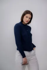 Cardigan marrón claro de punto con cuello redondo y cierre frontal con botones.