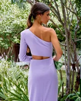 Vestido largo color lavanda de un hombro solo, con manga larga y abertura en la cintura.