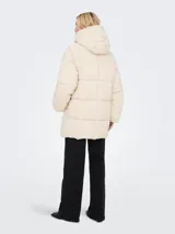 Campera puffer larga con capucha ajustable, cierre frontal combinado de botones a presión y cremallera, y puños internos. Diseño acolchado de corte recto.