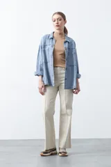 Polera de algodón color blanco, con cuello alto y mangas tres cuartos. Presenta un diseño ajustado al cuerpo con costuras decorativas en las sisas.