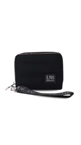 Billetera corta de diseño capitoneado con cierre perimetral y solapa frontal. Cuenta con compartimentos internos para tarjetas y billetes, e incluye una correa de mano desmontable.