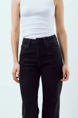 Jean recto de tiro alto color negro, con costuras verticales decorativas en el frente y confeccionado en denim elastizado.