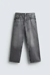 Pantalón de jeans de algodón, color gris oscuro con efecto lavado. De tiro medio y corte relajado con pierna recta desde la cadera hasta el tobillo. Presenta cinco bolsillos y cierre frontal con botonadura.