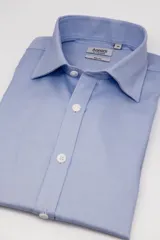 Camisa de vestir Annoni de corte slim fit, color celeste, con cuello corto y botones blancos.