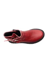 Botin de cuero color bordo con suela track negra, cierre lateral, hebilla ajustable en la parte superior y detalle de correas con argollas metálicas en el tobillo.