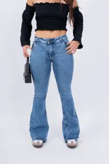 Pantalón de jean Oxford de tiro bajo, color celeste.