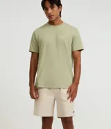Bermuda de sarga color beige, de corte recto, con cintura elástica y cordón ajustable. Cuenta con bolsillos laterales y un discreto parche con logo aplicado en el dobladillo inferior.