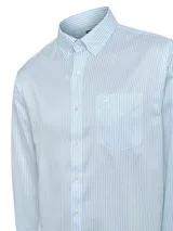 Camisa clásica manga larga RKF de corte regular, con diseño de rayas verticales celestes y blancas. Cuenta con cuello americano abotonado, bolsillo frontal con logo bordado y botones a tono.