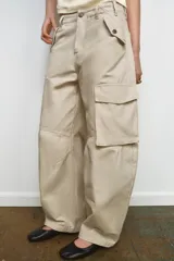 Pantalón cargo de tiro medio confeccionado en algodón, con diseño de pierna ancha, cintura con trabillas, bolsillos delanteros y bolsillos de plastrón con solapa en la pierna.