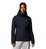 Campera técnica acolchada de color negro con capucha integrada. Presenta cierre frontal completo, bolsillos laterales con cremallera y puños con orificio para el pulgar. El diseño incluye costuras horizontales y diagonales que crean un patrón geométrico, con el logo de la marca bordado en el pecho.