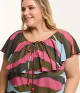 Blusa con estampado abstracto en tonos rosa, marrón, gris y celeste. Tiene escote con volados y lazo ajustable.