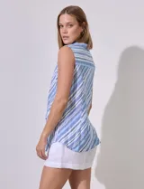 Blusa sin mangas de lino a rayas azules y blancas, con cuello camisero, escote en V y cierre frontal con botones. Delantera anudada.
