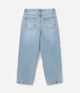 Pantalón baggy de jean azul, con bolsillos delanteros tipo cuchillo y bolsillos traseros.