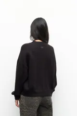 Sweater fucsia de punto con cuello alto y mangas largas abullonadas con puños elastizados. Tejido con mezcla de lana.