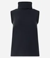 Blusa sin mangas de punto color negro, con cuello alto y superficie lisa.