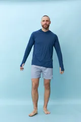 Short de baño de corte recto con estampado de rayas verticales finas en color verde claro. Cuenta con cintura elástica ajustable mediante cordón y bolsillos laterales.