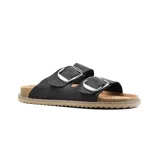 Sandalias bajas de cuero color beige con doble tira y hebillas metálicas doradas.