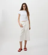 Blusa marrón de manga corta confeccionada en poliamida, con cuello bote y corte regular.